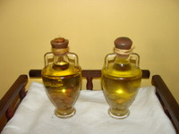 2 bouteilles décoratives, avec de l'huile,