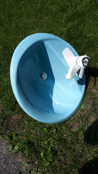 lavabo de salle de bain bleu très propre avec robinet