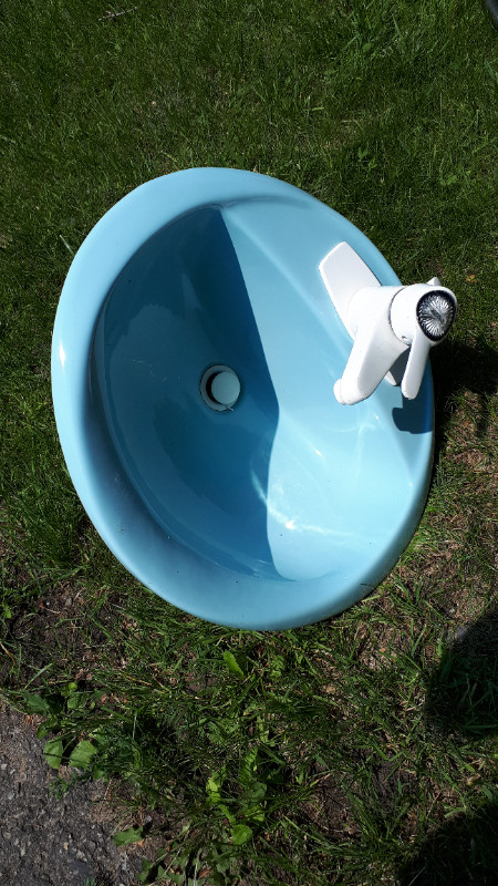 lavabo de salle de bain bleu très propre avec robinet dans Articles pour la salle de bains  à Ville de Montréal
