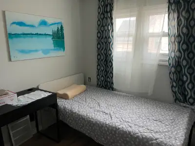 i have a clean and bright room for rent Close to library, bus station, gas station and coffee shop。...