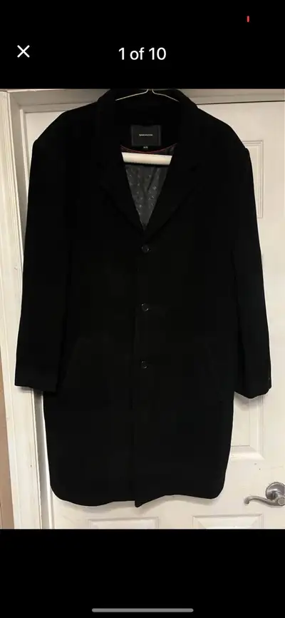 This Isaac Mizrahi New York men’s 3/4 length black overcoat is made with a wool and cashmere blend a...