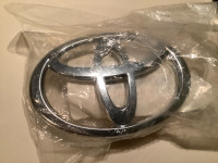 Toyota grille emblem fits 2003-2008 Carolla & Matrix.