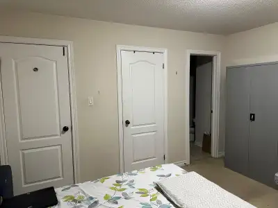 Sharing house with couple, close to Castlebrooke Secondary School, Brampton. Room available in 2 sto...