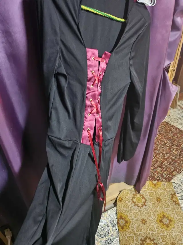 Costume halloween femme Vampire medium in Costumes in Sherbrooke - Image 4