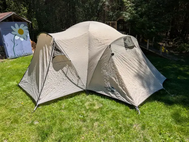 North Face Trailhead 8 tent in Fishing, Camping & Outdoors in Belleville - Image 2