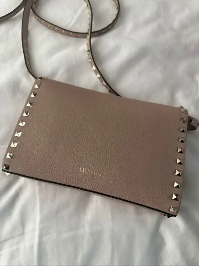 AUTHENTIC VALENTINO ROCKSTUD CROSSBODY BAG in Women's - Bags & Wallets in Mississauga / Peel Region - Image 4