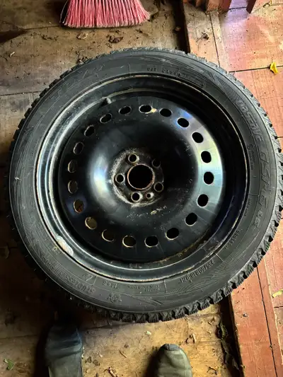 ⸻ FOR SALE – 4 Toyo Winter Tires on Steel Rims – Excellent Condition Size: 235/50R18 97H Condition:...