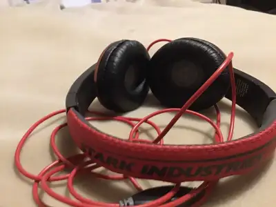 Paire d’écouteur, casque d’écoute en bon état. Couleur: rouge et noire Thème: Iron Man