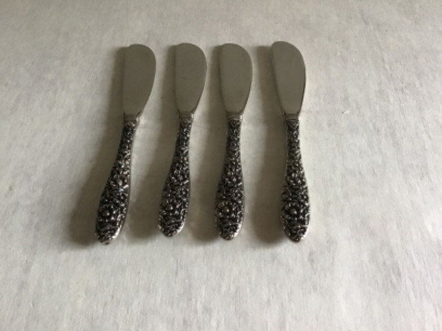 Set de 4 couteaux manches travaillées à tartiner dans Vaisselle et articles de cuisine  à Ville de Montréal - Image 2
