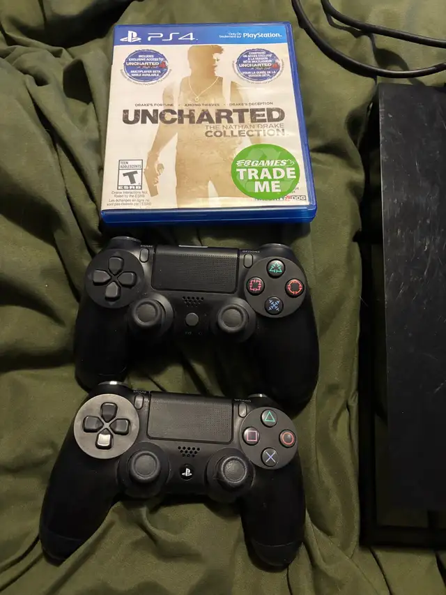 ps4 with game and 2 controllers in Sony Playstation 4 in Ottawa - Image 4