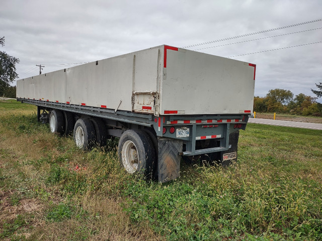 Flat deck trailer with tomato tub in Farming Equipment in Chatham-Kent - Image 2