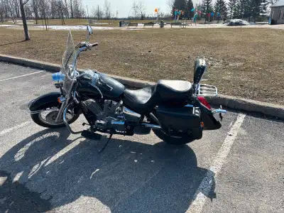 Superbe moto, sacoches, siège Mustang, pare-brise. Une vrai aubaine.