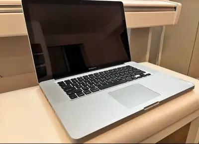 MacBook Pro (15- inch, 2011) Intel i7 4 GB Ram 500 GB Hard-disk Big Sur running Battery removed, bec...
