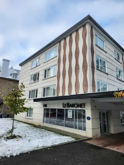 6 1/2 spacieux, insonorisé et lumineux Coin Cartier et Grande Allée 1994$ par mois (chauffage inclus...