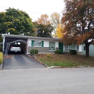La maison, possède 4 chambres à coucher, 3 chambres au rez-de-chaussée et une au sous-sol. Grande cu...