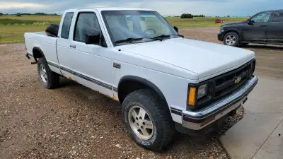 1987 S10 4x4 with 4.3L 2.5" rough country lift, new front drive shaft not installed needs hardware.
