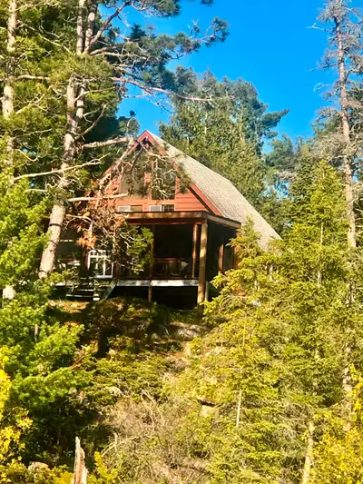 Come and relax at the Sunset Cottage. Cozy, lakefront, private A-frame with 3 bedrooms, 1 bathroom....
