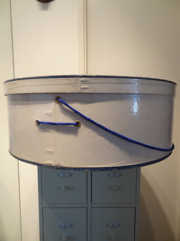 Vtg Hat Box 20" Glossy White w/Blue trim/handle - Holt Renfrew in Women's - Other in City of Toronto - Image 4