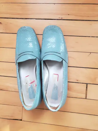 TRES JOLIS MOCASSINS EN CUIR VERNIS, View more