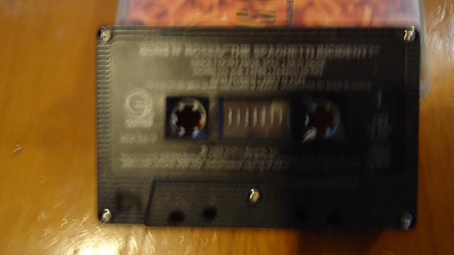 GNR/ spaghetti incident  music tape/cassette album in CDs, DVDs & Blu-ray in Gatineau - Image 2