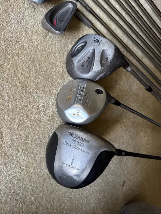 A set of golf clubs with a bag and balls in Golf in Mississauga / Peel Region - Image 4