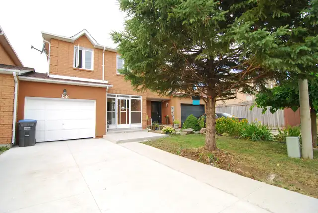 Stunning Executive 3 Bedroom House for Rent in Brampton in Long Term Rentals in Mississauga / Peel Region - Image 2