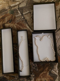 Pearl necklace and bracelet