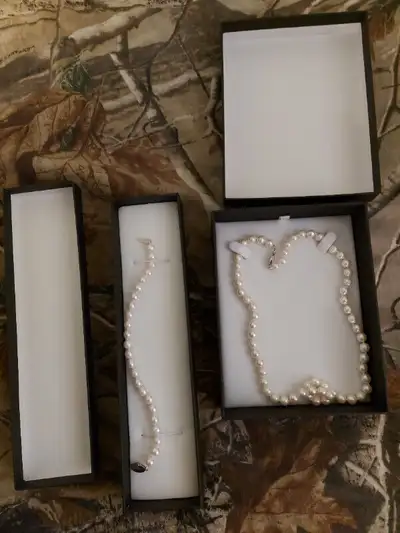 Pearl necklace and bracelet, View more