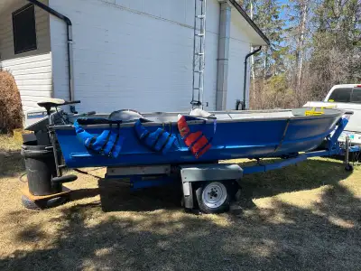Electric start Evinrude, new carburetter kit. Many accessories.