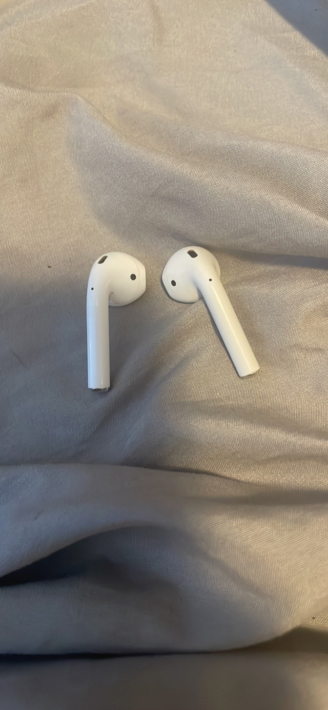 Apple AirPods 2nd gen in Headphones in St. Catharines - Image 2