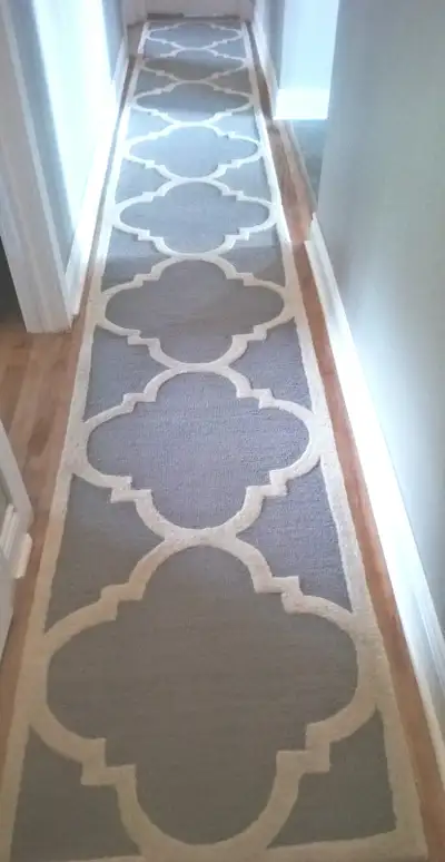 Safavieh 2'6 x 18' wool runner carpet in silver/ivory color. In great condition. Selling due to alle...