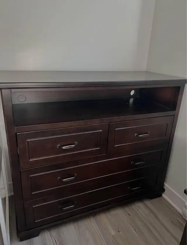Meuble de chambre (set de 3) bois massif in Dressers & Wardrobes in Laval / North Shore - Image 3