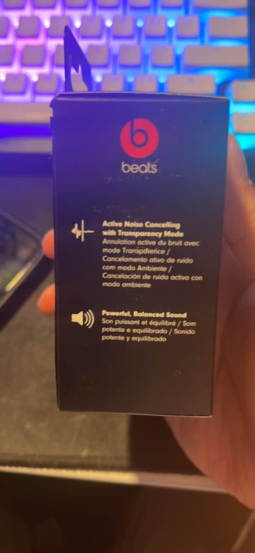 Beats studio buds in Headphones in Oshawa / Durham Region - Image 4