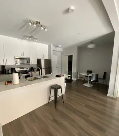 Single room for rent in a 2 bed 2 bath apartment. Location is Peak estates managed by Boardwalk. Bui...