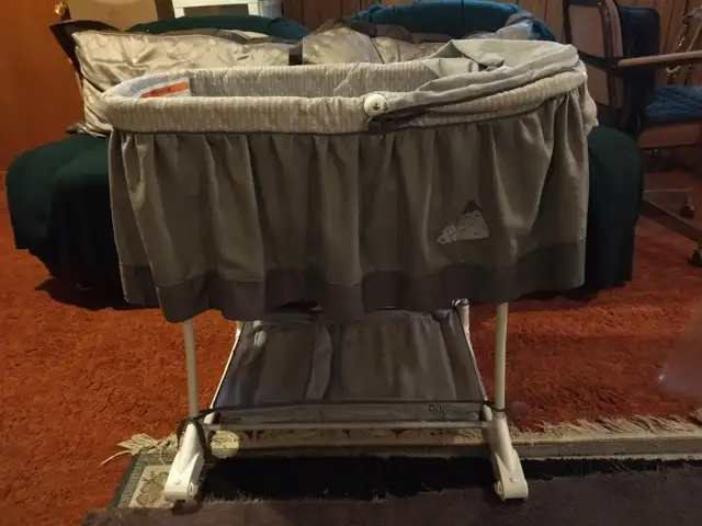 baby bassinet in Cribs in City of Montréal - Image 2