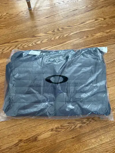 Selling a brand new Oakley Down Bomber Jacket, perfect for staying warm and stylish. This jacket fea...