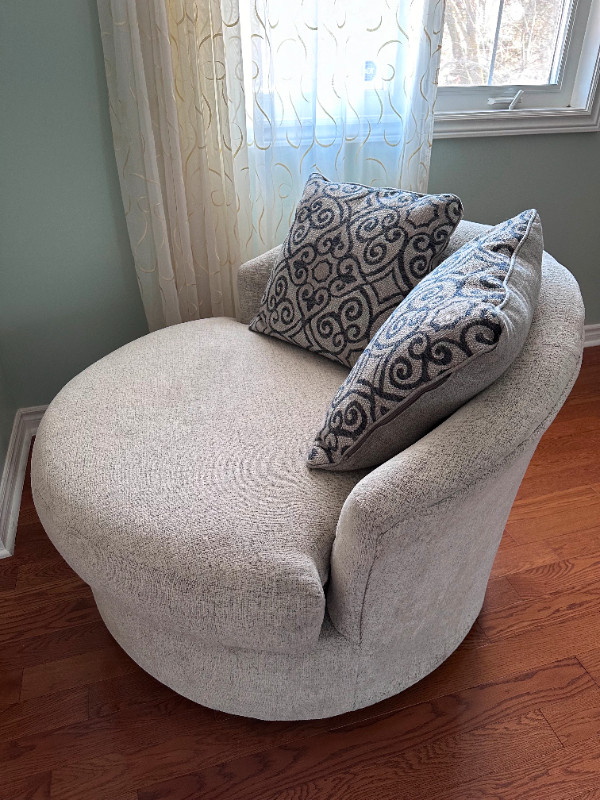 Ashley Soletren Swivel Accent Chair, Fabric in Chairs & Recliners in Markham / York Region - Image 3