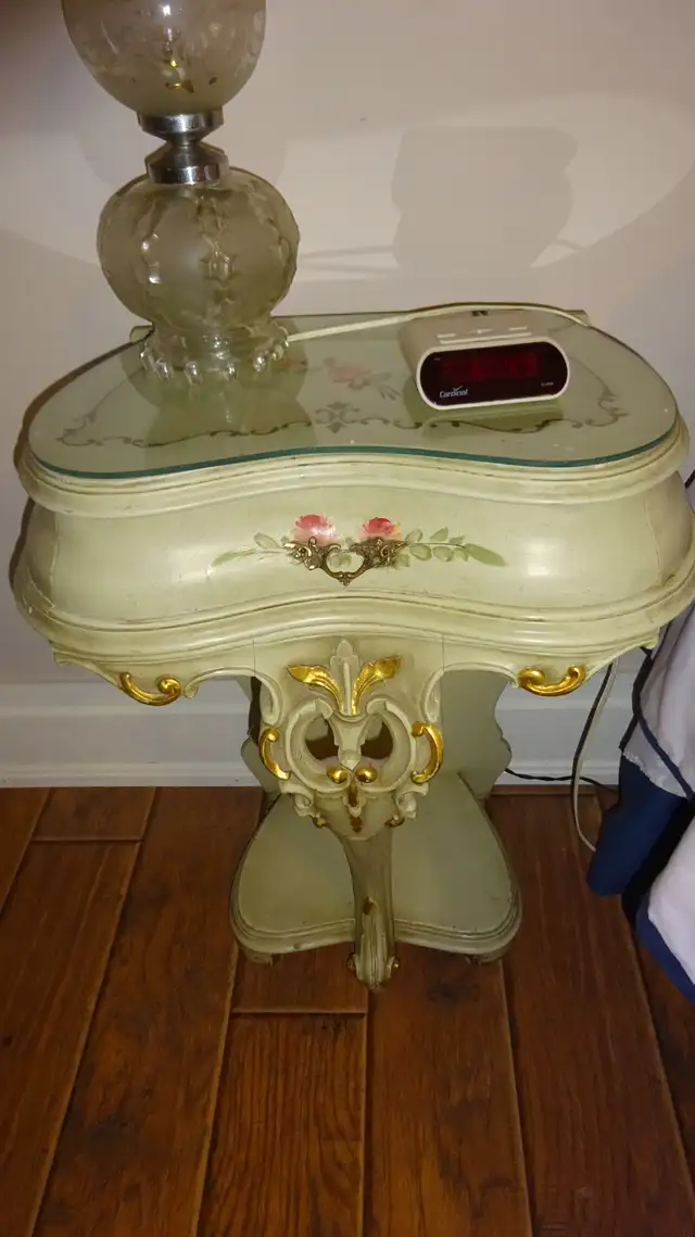 Ornate, 8pc Hand Painted Vintage Queen Bedroom Suite in Dressers & Wardrobes in City of Toronto - Image 8