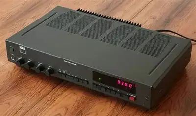 Récepteur NAD 7125 (vendu comme amplificateur Intégré) ** La section Radio - Tuner (AM-FM) est défec...