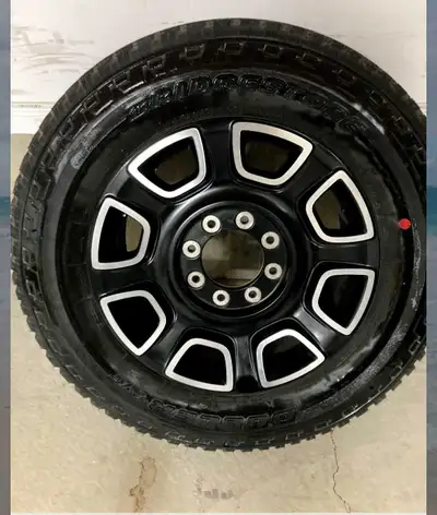 P275-65r20 Mags et pneus originaux pour F250 platinum 0 km le camion n’est pas sorti du concession a...