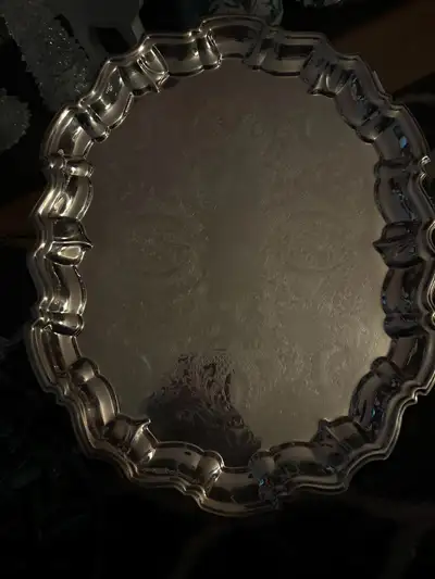 Hi selling this serving tray was a wedding gift never used it. Thanks.