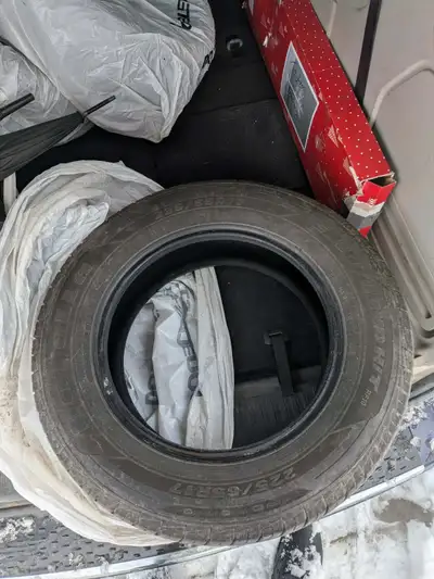 4 Pneus 4 saisons presque neuf. Utilisé un été. Demandez Walid au 514 889 0786