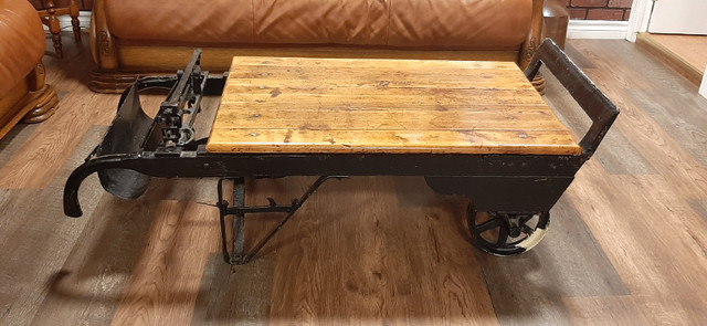 Antique Magnifique Balance à Grain Convertie en Table de Salon dans Tables basses  à Ville de Montréal - Image 2