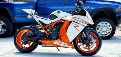 Rare V-twin superbike. Bike is in great condition and sounds amazing. Super fun to ride. Have quite...