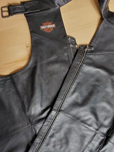 À vendre... chaps Harley Davidson pour homme de 5’ 10’’ et plus. Laisserait pour 100$ 418-955-7872