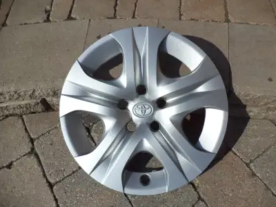 RAV4 wheel cover good condition, it has 2 broken clips as shown in the pictures. ASKING $30. Ellesme...