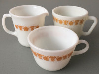 Pyrex Tasses & Crémier - Pyrex Mugs & Creamer Butterfly Gold