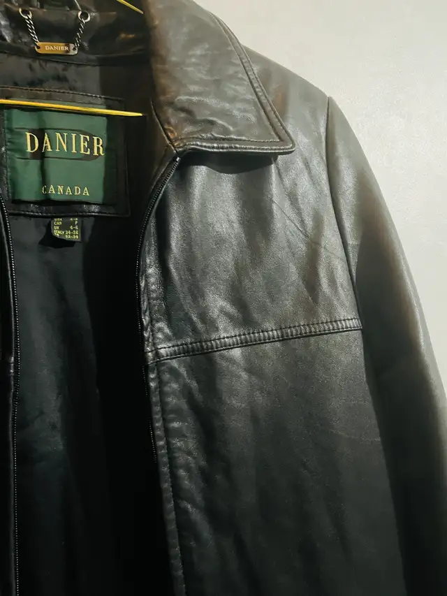 Women’s Danier Leather Jacket- Size L in Men's in Mississauga / Peel Region - Image 4