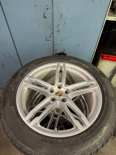 Selling a set of Porsche Macan winter tires and rims Front axle: 8.5 J x 19 RO 21 with 235/55 R 19 1...