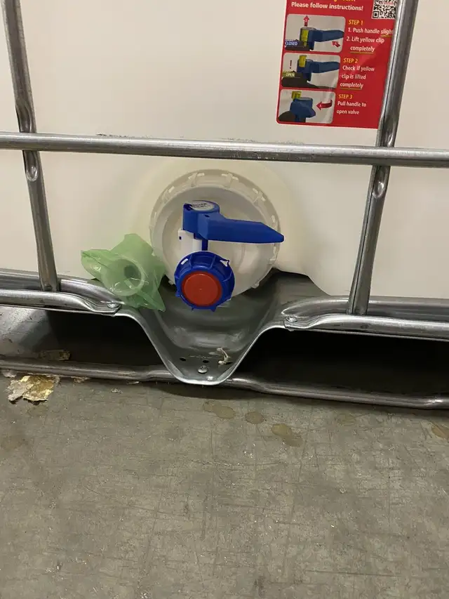 269 Gallon Tote in Tool Storage & Benches in Markham / York Region - Image 4
